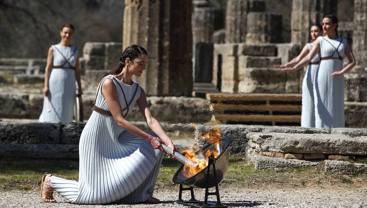 Олимпийский огонь летних Игр-2020 зажжен в Древней Олимпии