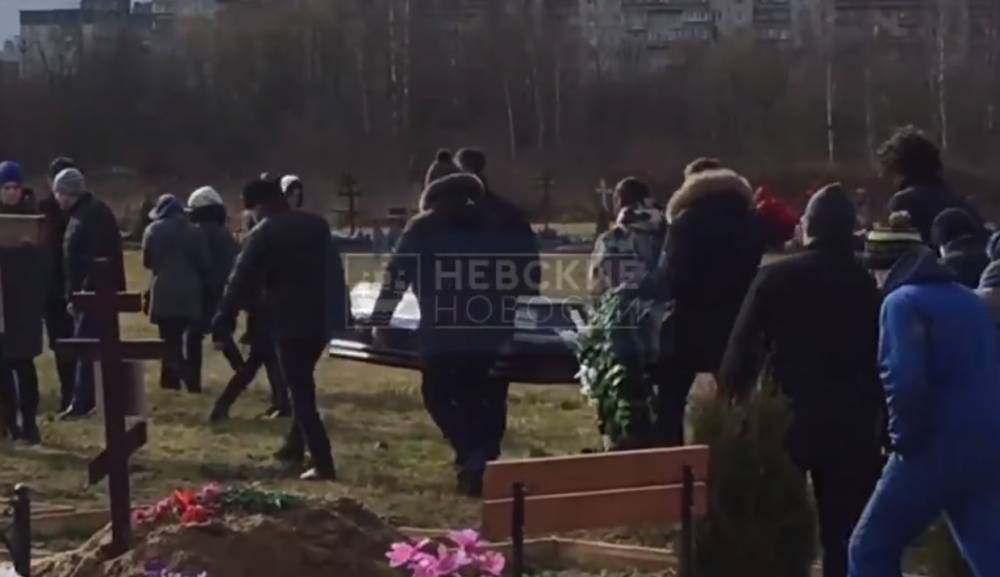 Застреленного сыном судьи подростка похоронили на Колпинском кладбище