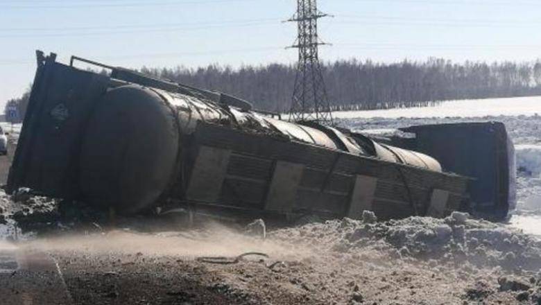 Цистерна с уксусом опрокинулась из-за аварии на трассе Тюмень - Омск