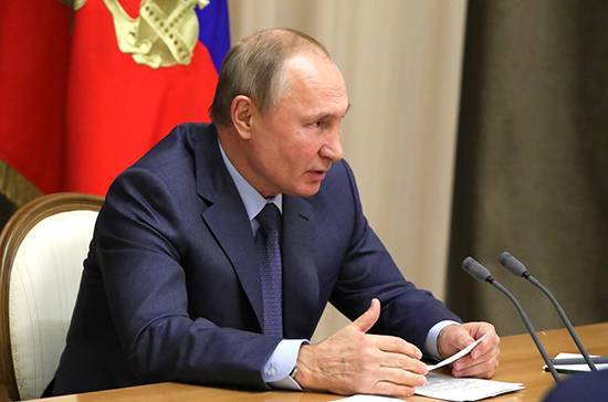 Путин предупредил губернаторов об ответственности за отмену надбавок классным руководителям
