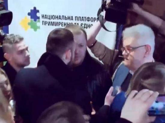 Украинские националисты сорвали конференцию по примирению с Донбассом