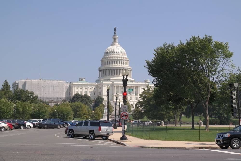 Конгресс США прекратил работу из-за коронавируса