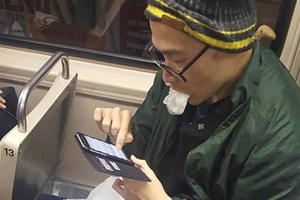 Странный предмет во рту пассажира поезда озадачил пользователей сети
