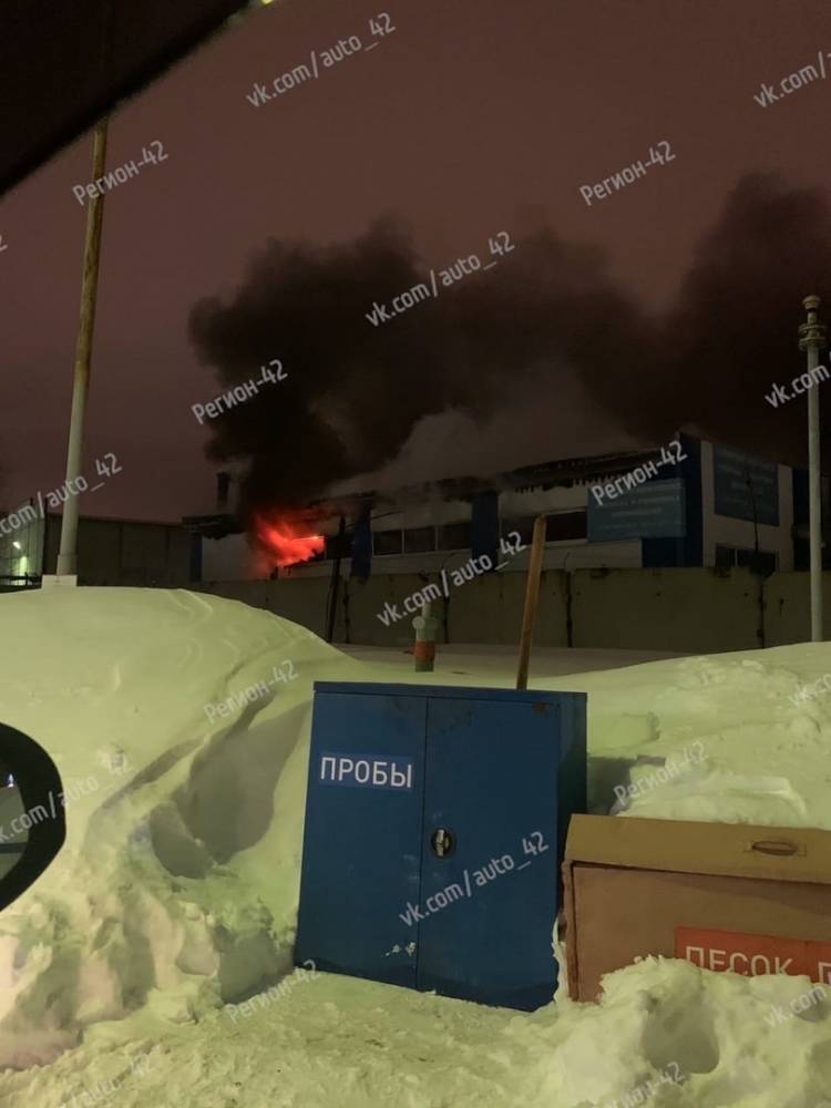 В Кемерове произошёл пожар в здании с автоцентром