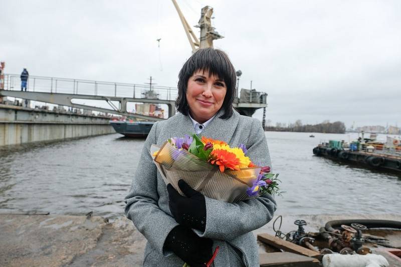 Цветы и крестная мама-«Мэри Поппинс»: в Петербурге спустили на воду корвет «Ретивый»