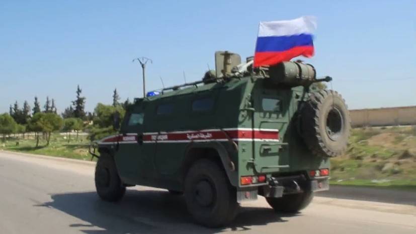 Российская военная полиция патрулирует трассу в Сирии — видео