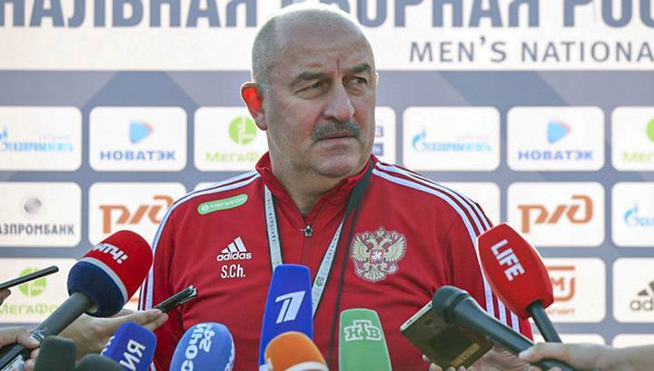 Тренер сборной России по футболу Станислав Черчесов продлил контракт на два года