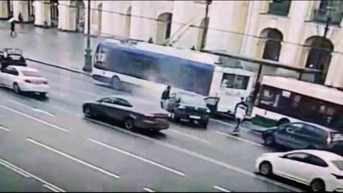 Появилось видео с момента ДТП на Невском проспекте
