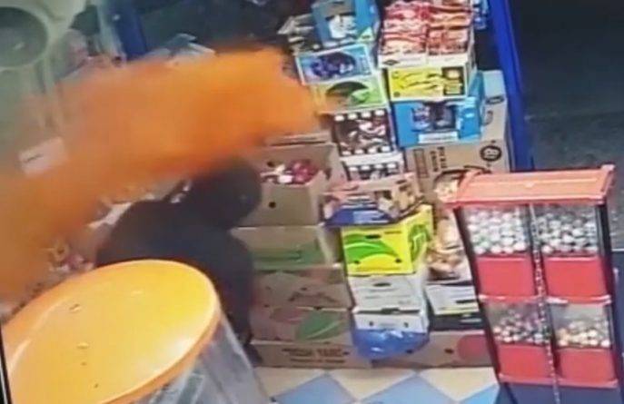 Кассир магазина поборол вооруженного грабителя с помощью перца чили
