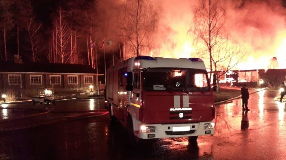 Гостиница горит на Волоколамском шоссе в Подмосковье