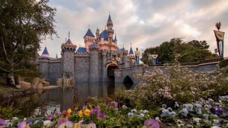 Disney закрывает парки развлечений в Калифорнии из-за коронавируса