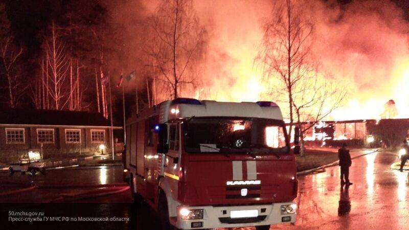 Ресторан гольф-клуба Moscow Country Club тушат 23 пожарные машины в Подмосковье
