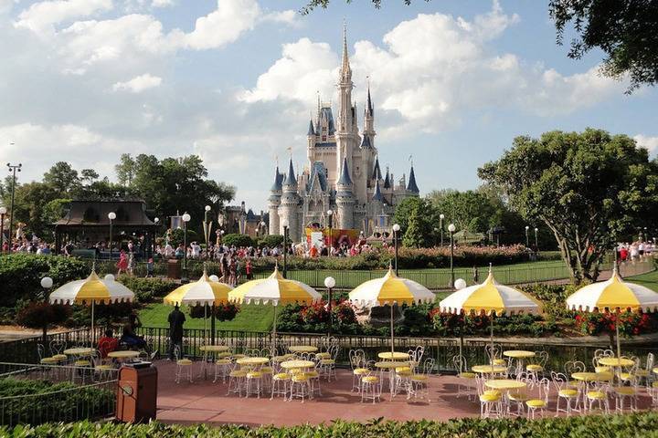 Парки Disneyland в США и во Франции закрыли из-за коронавируса