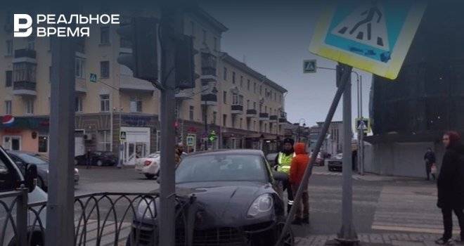 В Казани девушка за рулем Porsche протаранила светофор и дорожный знак