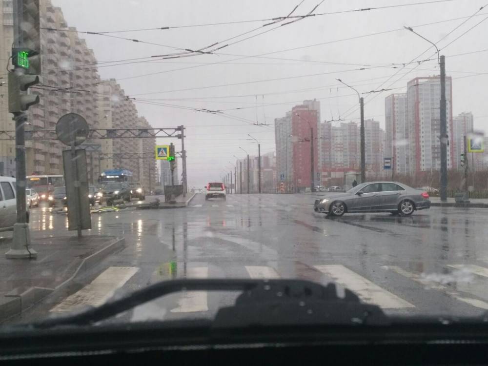 Сильный ветер уложил светофор на пересечении улицы Доблести с Ленинским проспектом