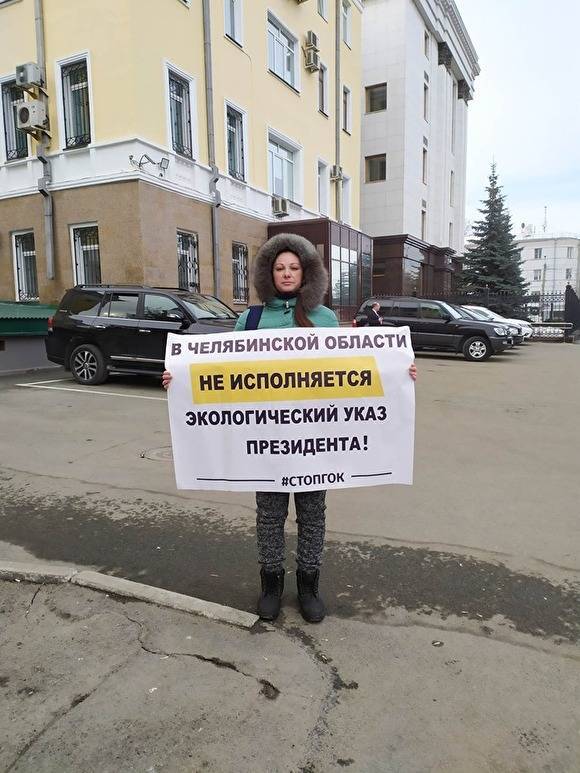 В Челябинске у резиденции губернатора полиция задержала участницу одиночных пикетов