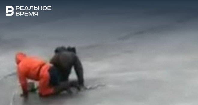 При патрулировании акватории Волги спасли рыбака, провалившегося под лед