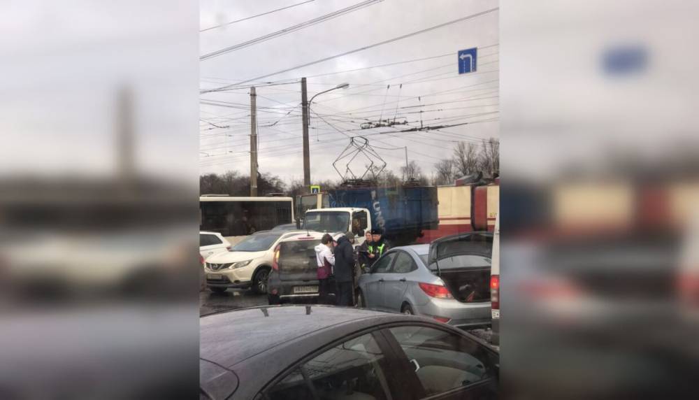 ДТП на пересечении улицы Доблести с Петергофским шоссе спровоцировало серьезные пробки