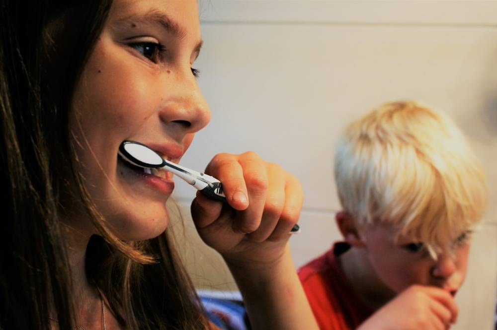 Стоматологи объяснили, почему чистить зубы перед сном важнее