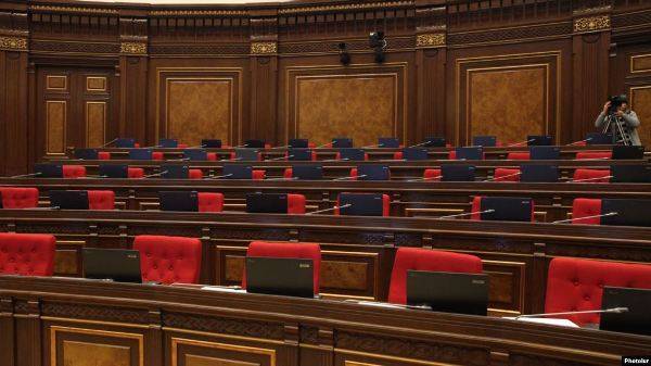 Армянские депутаты из «чувства ответственности» перешли к работе «на дому»