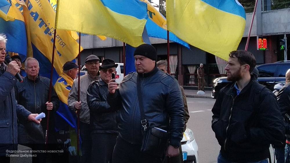 Политолог Денисов заявил, что украинские власти не могут поставить на место радикалов