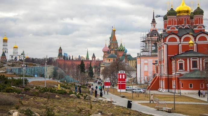 Из-за штормового предупреждения в Москве закрываются парки и катки