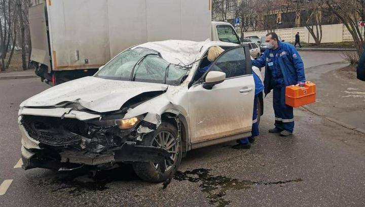 Поваленное ветром дерево убило водителя на востоке Москвы