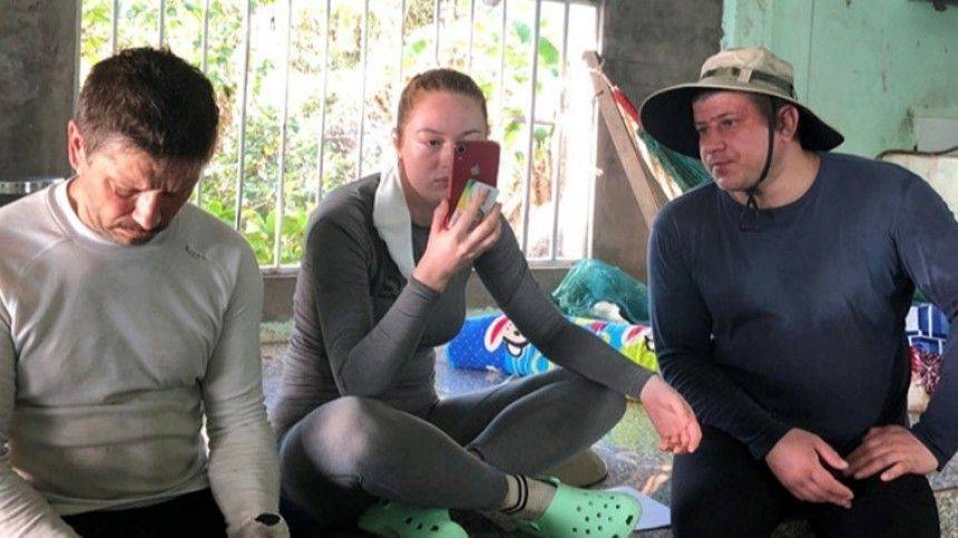 Трое россиян, дрейфовавших на самодельном плоту в море, спасены во Вьетнаме