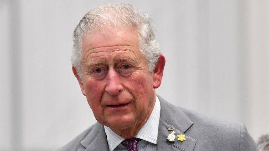 Принц Чарльз дважды за полминуты попал в неловкую ситуацию из-за рукопожатий