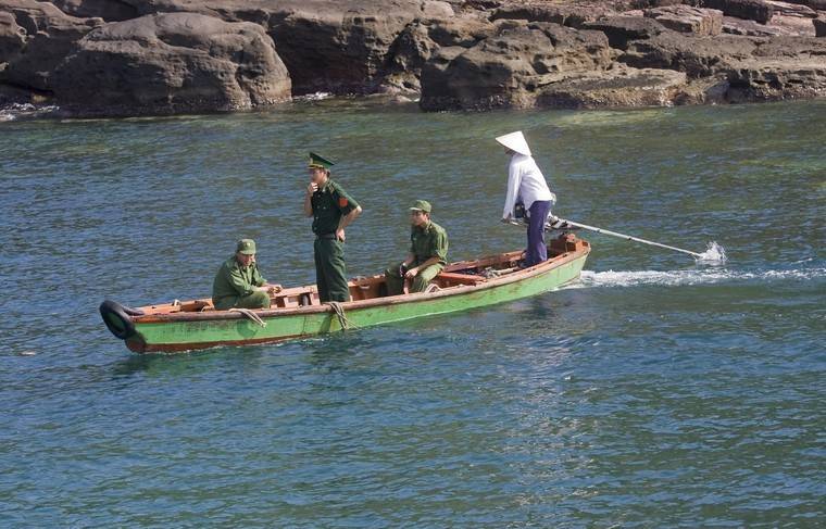 Дрейфовавших на плоту российских туристов спасли у берегов Вьетнама