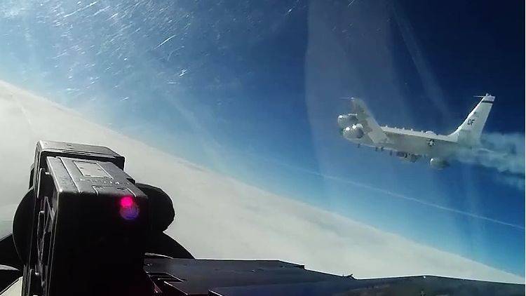 Два американских самолета ведут разведку у берегов Крыма