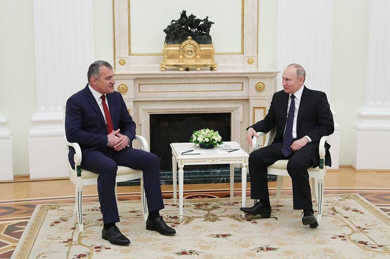 Путин: отношения с Южной Осетией развиваются по восходящей