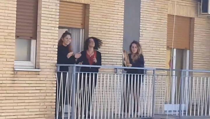 Запертые на карантин жители Италии выходят на балконы и поют. Видео