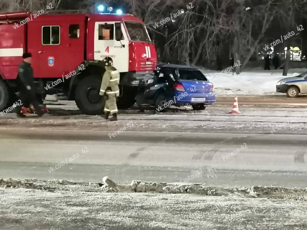 В Кемерове столкнулись пожарная машина и такси