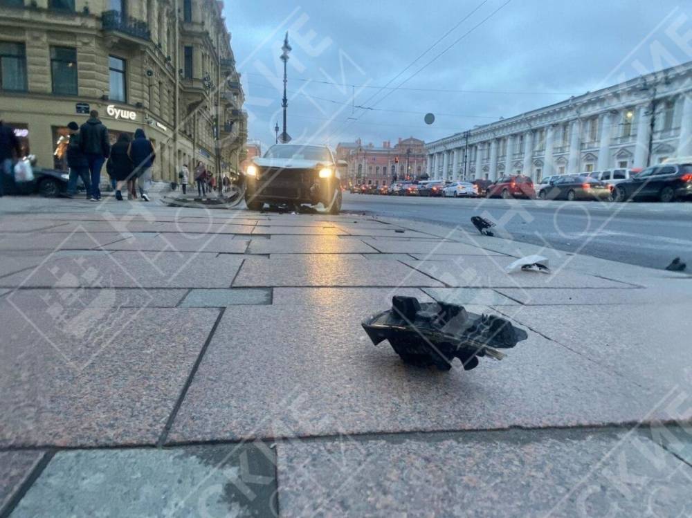 KIA Rio после столкновения с троллейбусом не Невском выехала на тротуар