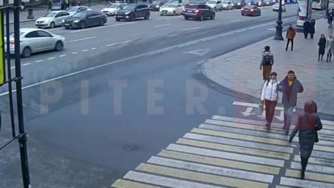 Появилось видео того, как в центре Петербурга столкнулись легковушка и троллейбус