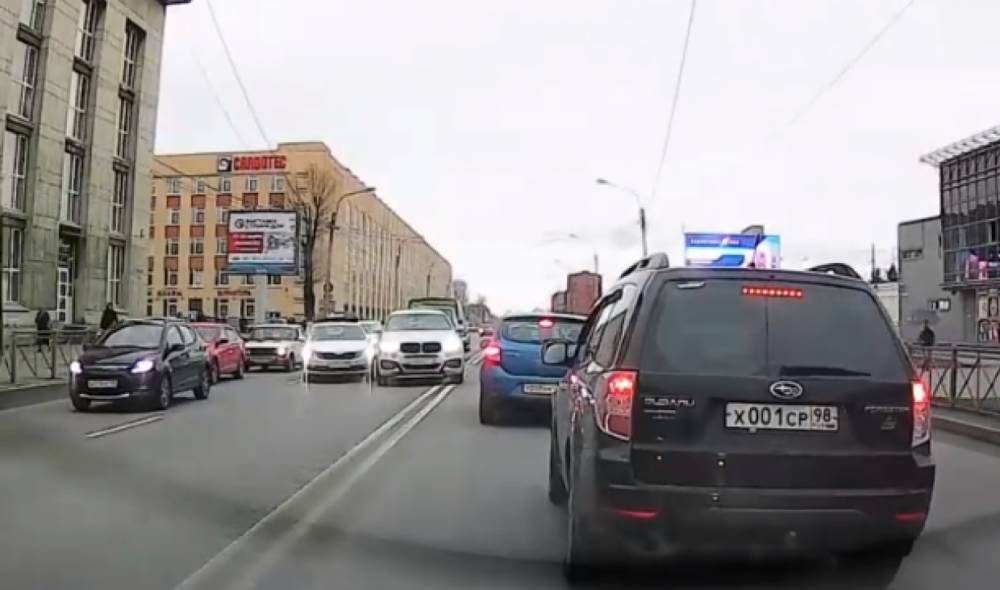 На Митрофаньевском шоссе BMW протаранил такси Uber