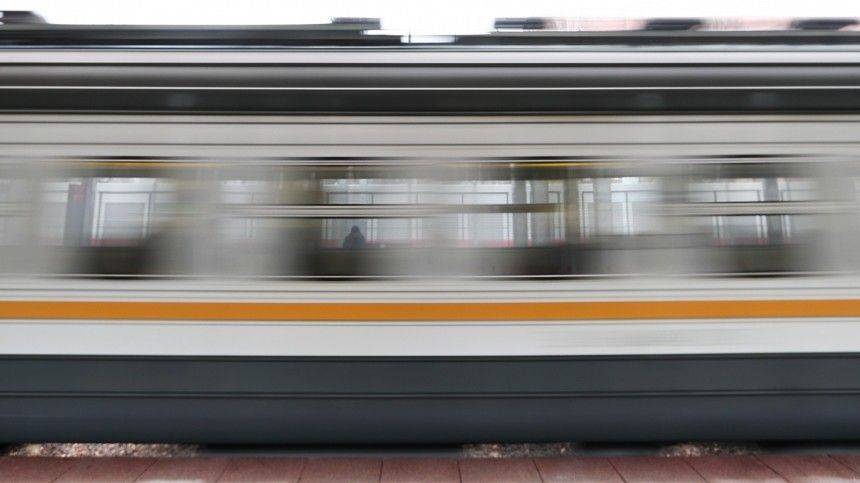 Видео: Пассажира электрички в Подмосковье намотало на колеса поезда (18+)