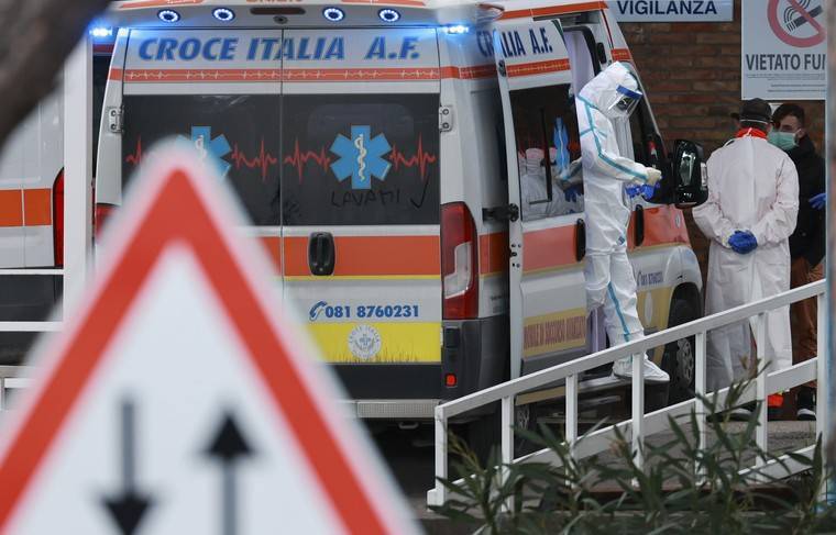 Власти Италии сообщили о 250 новых смертях от коронавируса