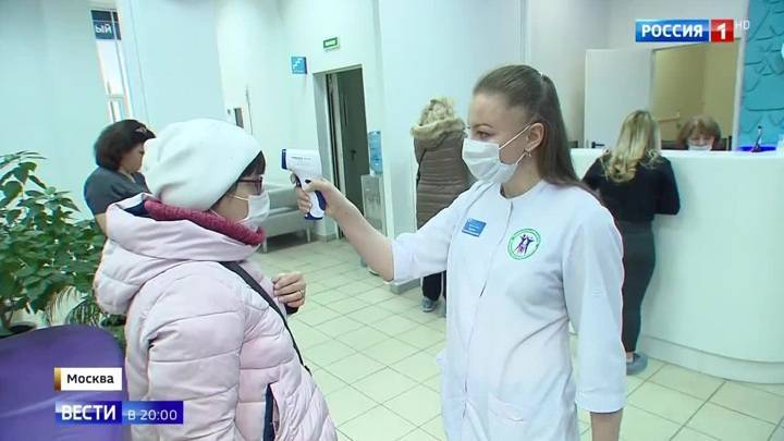 Мыть руки и протирать гаджеты: в Москве принимают меры против вируса