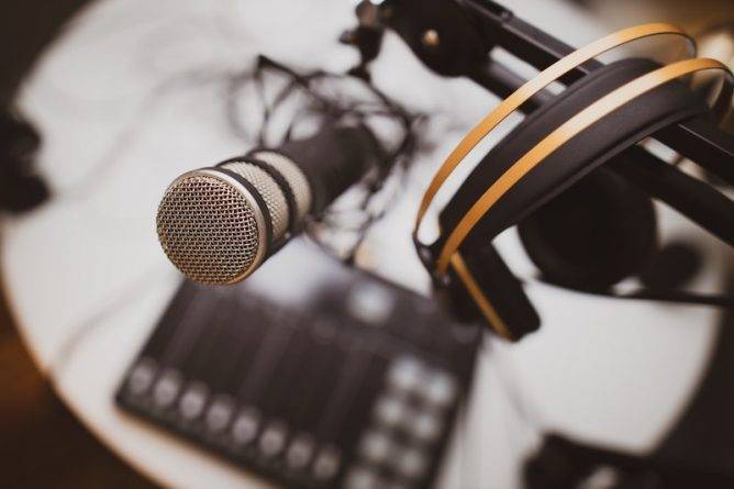 Радио-ведущий спас слушателя в прямом эфире, когда тот попытался покончить с собой