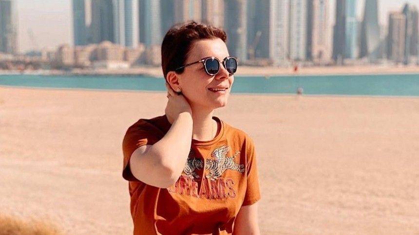 Молодая пассия Петросяна не постеснялась показать грудь на пляже Дубая