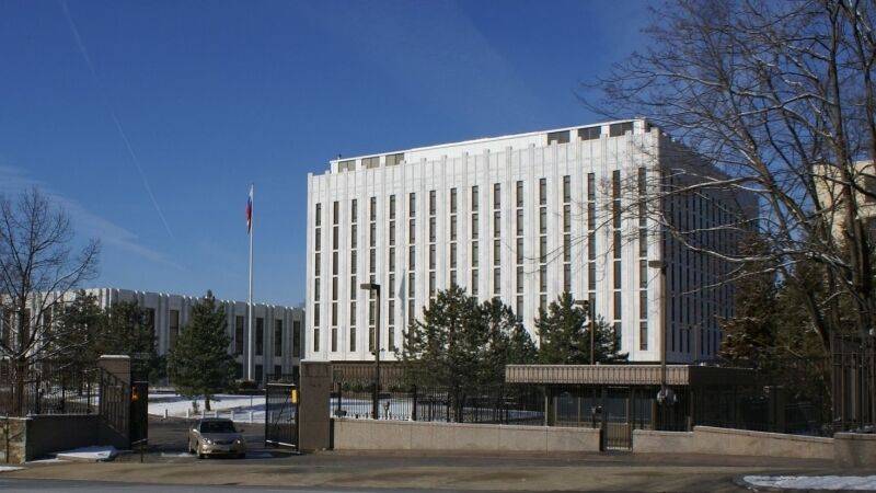 Посольство РФ призвало США не обострять отношения, а вместе бороться с коронавирусом