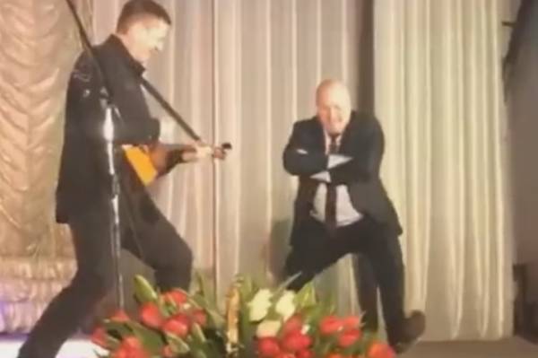 Красноярский чиновник объяснил танцы вприсядку под балалайку на сцене