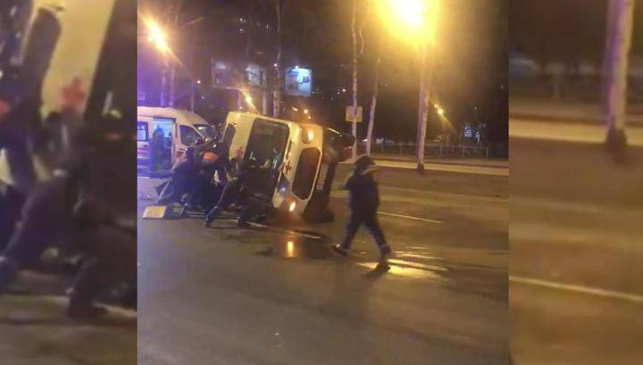 Спешившая в больницу скорая опрокинулась после ДТП в Петербурге