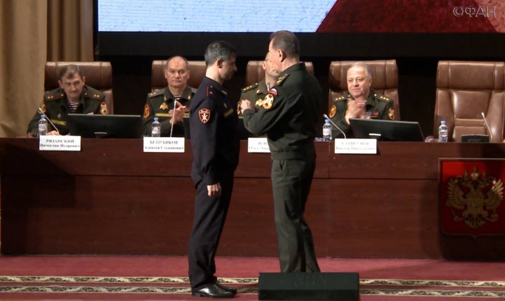 Золотов наградил в Москве лучших военнослужащих Росгвардии