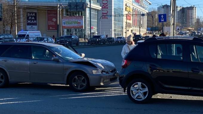 "Honda" влетела в "Sandero" на пересечении Кантемировской и Грибалевой