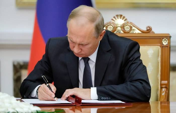 Путин подписал закон о поправках в Конституцию