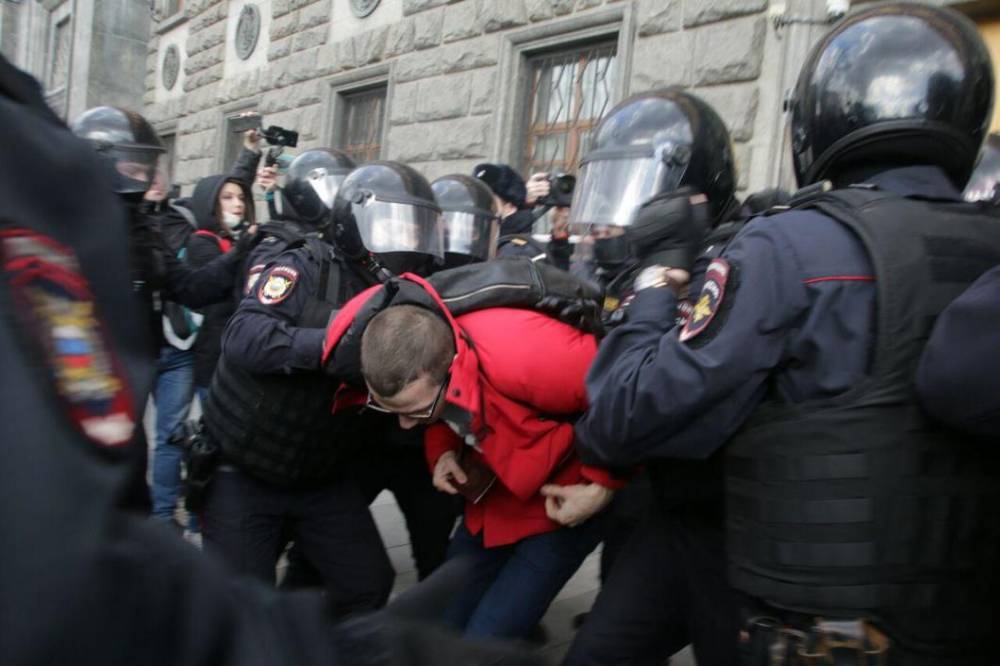 В Москве у здания ФСБ полицейские задержали участников пикетов против политических репрессий