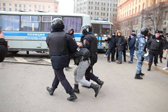 В Москве на пикете против политических репрессий у здания ФСБ задержано минимум 20 человек